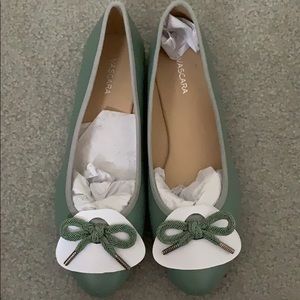 Flat shoes.